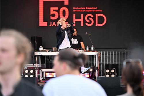 Am Abend wurde der Campus zum Festival-Gelände – hier heizten die Bands WYME, Cadet Carter, CONNY, Kochkraft durch KMA und Flash Forward dem Publikum kräftig zur Partystimmung ein. 